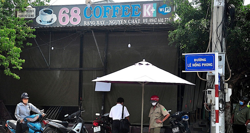 Phạt chủ quán cà phê và thực hiện đóng cửa ngưng hoạt động