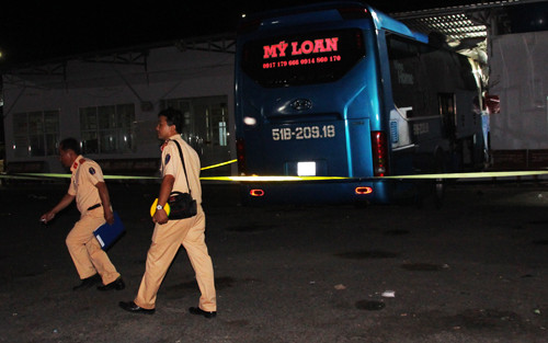 Cảnh sát khám nghiệm hiện trường vụ tai nạn. Ảnh: VnExpress