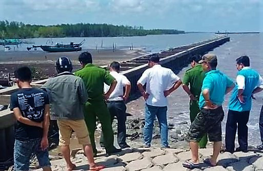 Cơ quan chức năng kiểm tra hiện trường thi thể trôi dạt