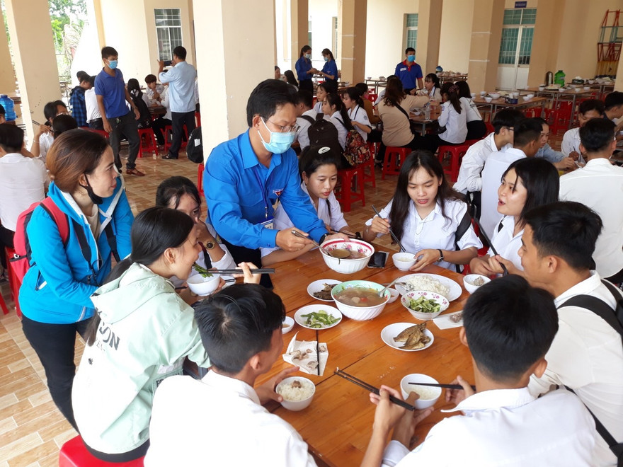 Áo xanh tình nguyện che chở thí sinh miệt U Minh Hạ