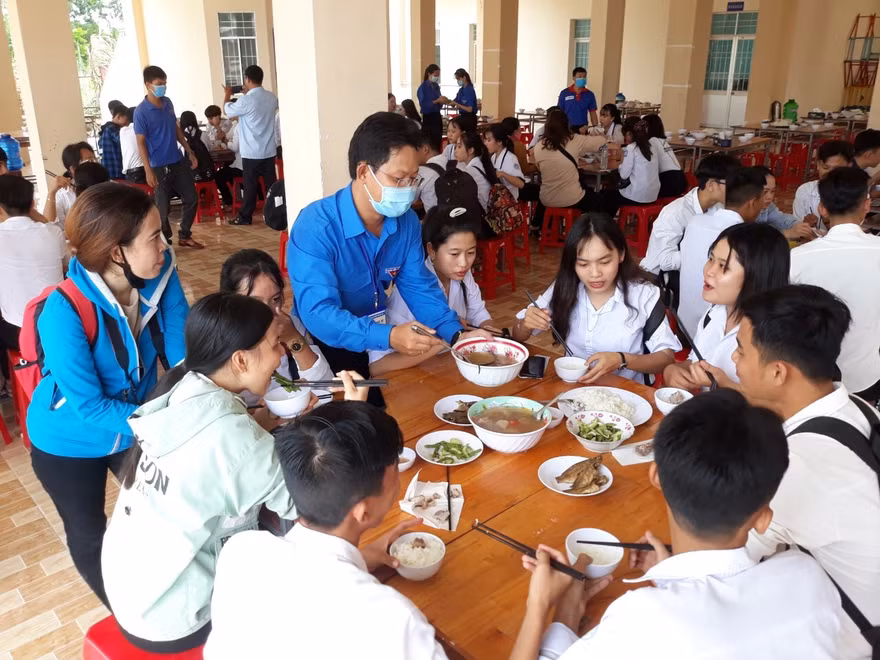 Áo xanh tình nguyện che chở thí sinh miệt U Minh Hạ