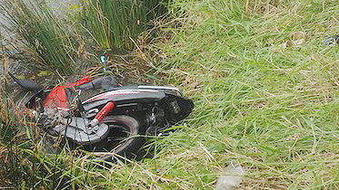 Chiếc xe máy nát bét nằm bờ vuông