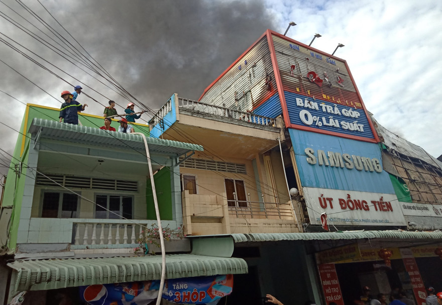 Bạc Liêu: Lửa thiêu rụi 5 gian hàng kim khí điện máy và nội thất