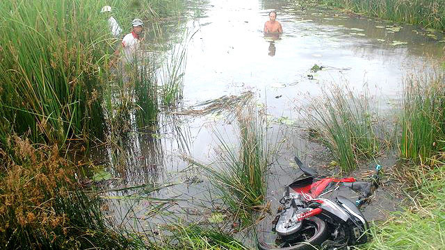 Thi thể nạn nhân cách chiếc xe máy khoảng 500 m