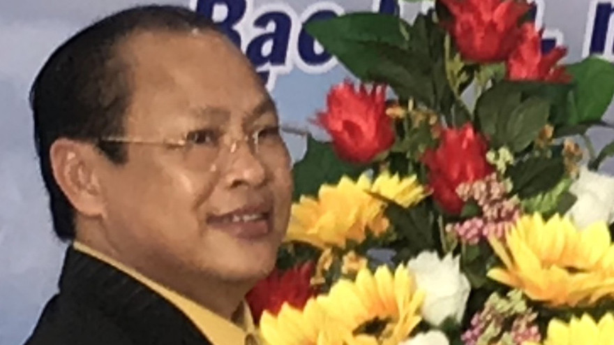 Ông Tô Hoài Dân nhận hoa chúc mừng đạt sản lượng 1 triệu Kwh Nhà máy điện gió Bạc Liêu