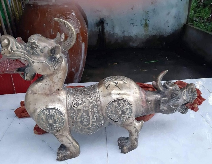 Bức tượng có màu sắc nhợt nhạt, không còn ánh vàng đồng như những ảnh chụp lúc ban đầu mới được vớt lên. 