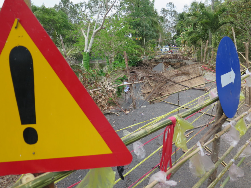 Đê biển Tây Cà Mau sụp lún kéo dài
