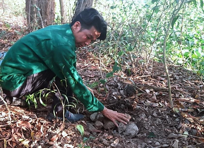 Công nhân chỉ điểm nơi an vị xác thai nhi trong khuôn viên Nhà máy xử lý rác thải thành phố Cà Mau.