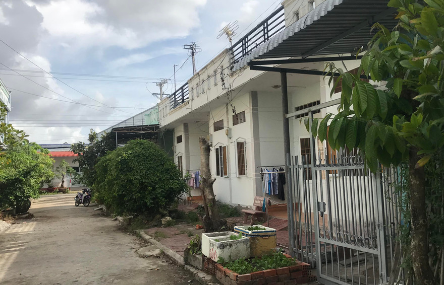 Dãy nhà công vụ huyện Đầm Dơi xảy ra vụ đánh ghen hôm 12/5. Ảnh: Tiến Hưng