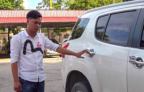 Hiếu đứng cạnh ôtô gây tai nạn tại cơ quan công an. Ảnh:VnExpress