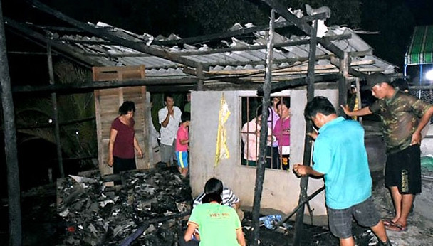 Người dân tìm tài sản còn sót trong đống tro tàn