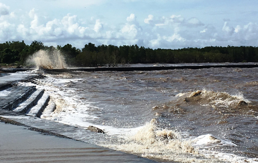 Triều cường dâng cao, sóng lớn, đê biển Tây có nguy cơ vỡ.