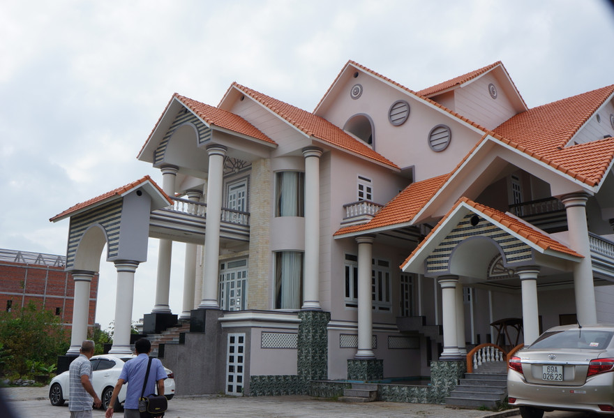 Kính cường lực bị trúng đạn