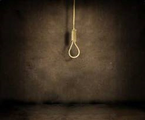 Hiệu trưởng trường tiểu học treo cổ tại nhà riêng