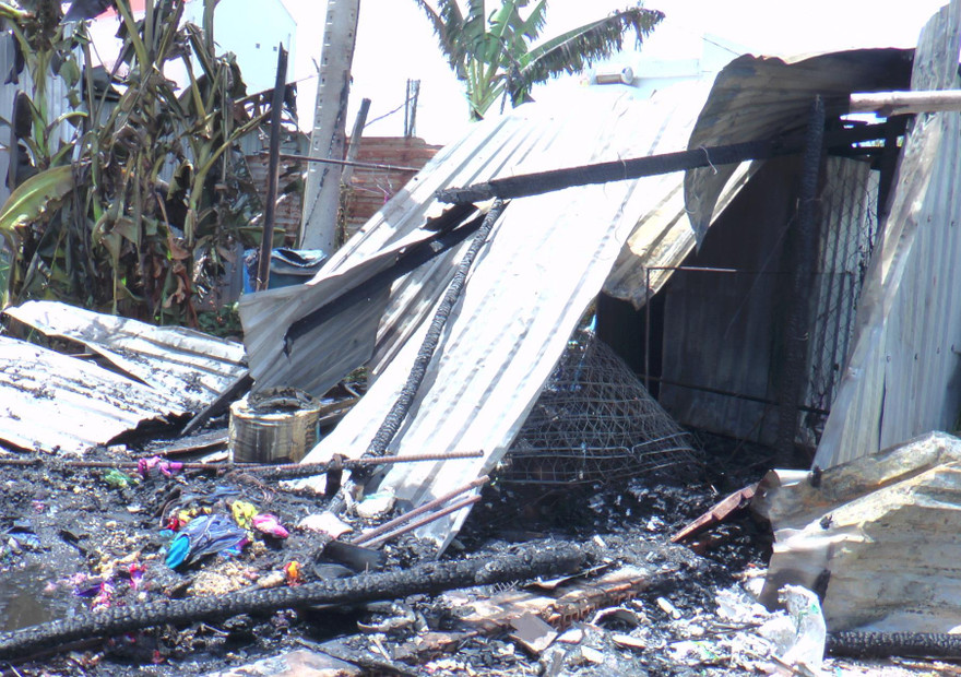 Nổ bình gas, cháy lan 5 căn nhà