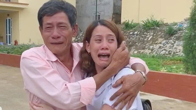 Khoảnh khắc chị Hon gặp lại anh trai của mình sau 22 năm tha hương - Ảnh bạn đọc cung cấp