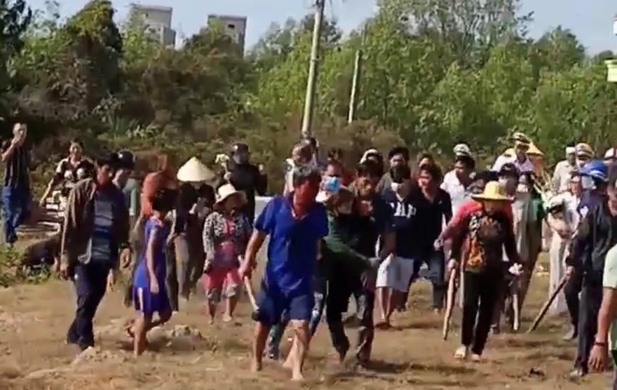 Ẩu đả do đưa tang trên phần đất tranh chấp, nhiều người nhập viện