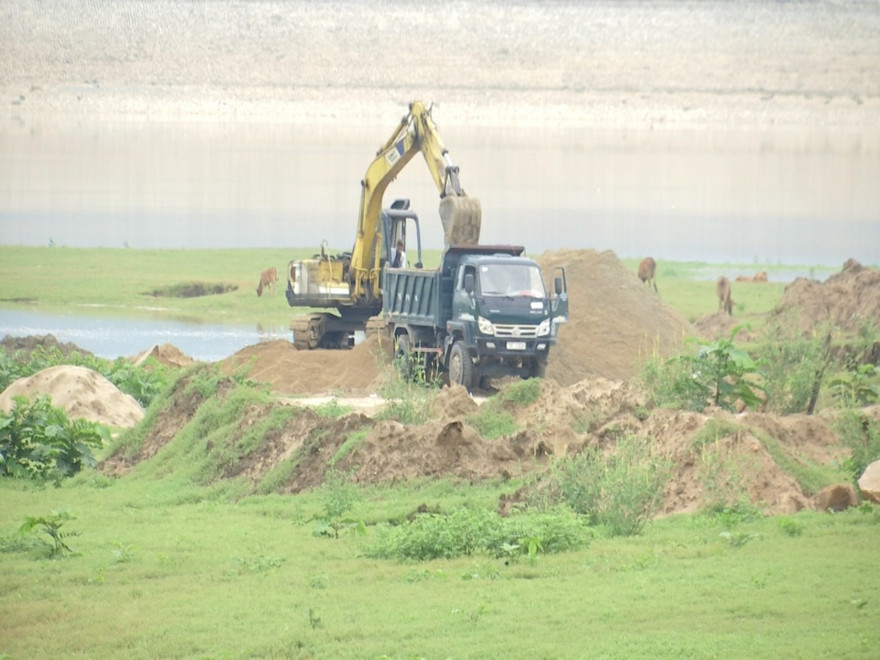 'Cát tặc' băm nát hồ thuỷ lợi, Chủ tịch huyện báo cáo không biết!