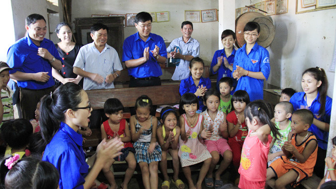 Bí thư T.Ư Đoàn, Chủ tịch Hội SVVN Lê Quốc Phong thăm lớp học của các sinh viên tình nguyện tại xã Đức Thành (Yên Thành, Nghệ An). Ảnh: Trường Phong