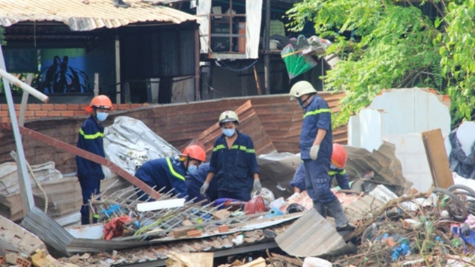 Lực lượng chức năng khám nghiệm hiện trường. Ảnh: Việt Văn