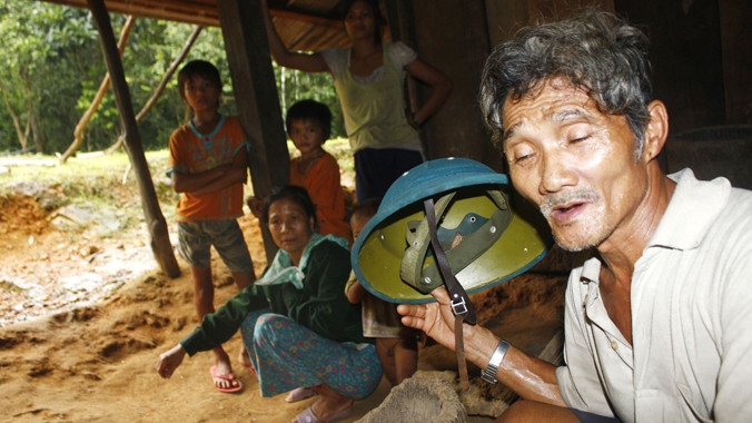 Ông Hồ Văn Mười và gia đình sống trong lo sợ vì voi về đến tận sân nhà