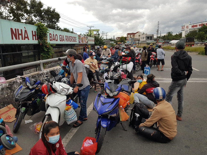 Người dân về quê tại cửa ngõ vào Hậu Giang. Ảnh: N.H