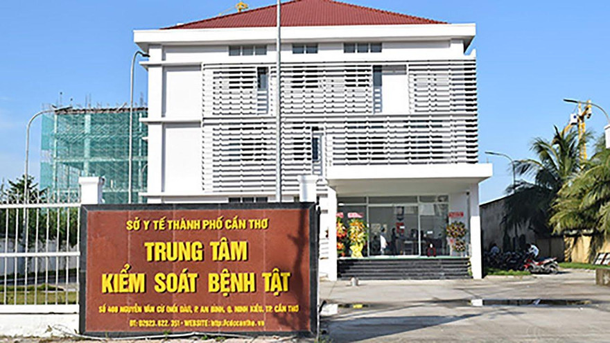 Cần Thơ yêu cầu báo cáo nguyên nhân xe cứu thương 'đắp chiếu'