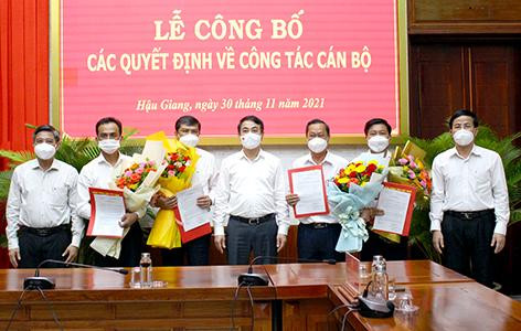 Lãnh đạo Tỉnh ủy, HĐND, UBND tỉnh Hậu Giang chúc mừng những cán bộ nhận nhiệm vụ mới.