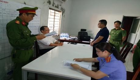 Đọc lệnh bắt, khám xét đối với bị can Nguyễn Thành Liêm. Ảnh: CAHG