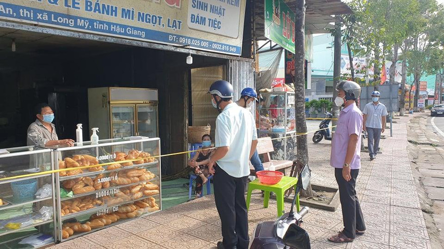 Lãnh đạo thị xã Long Mỹ, tỉnh Hậu Giang đi kiểm tra, nhắc nhở người dân thực hiện nghiêm Chỉ thị 16.