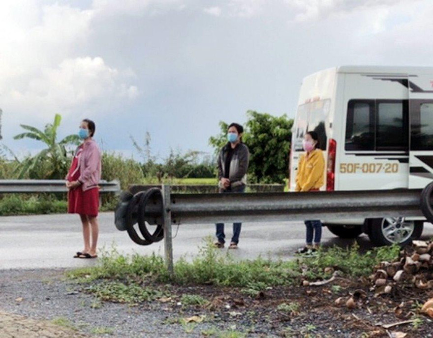 Ba người đeo khăn tang để 'thông chốt' kiểm dịch về quê