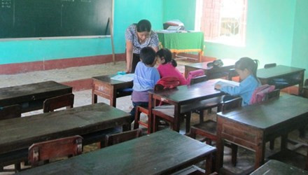 Vì phản đối sáp nhập trường, người dân Hương Bình không cho con đến trường học khiến cho những lớp học ở Trường tiểu học Hương Bình thưa vắng. Ảnh: VTC News. 