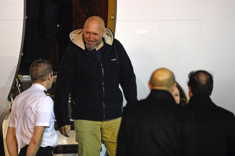 Serge Lazarevic bên cạnh Tổng thống Niger Mahamadou Issoufou, hôm 9/12 ở Niamey. Ảnh: AFP.