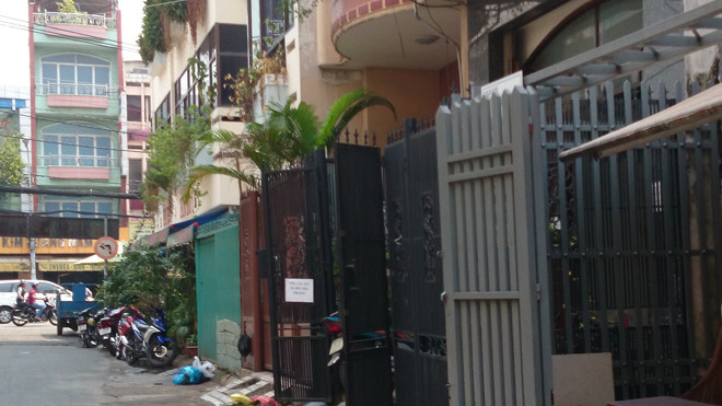 Cty Rừng Toàn Cầu ở TPHCM đã dùng dải băng đỏ che biển hiệu Ảnh: L.N