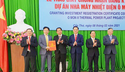 Lãnh đạo thành phố Cần Thơ trao giấy chứng nhận cho nhà đầu tư. Ảnh: TC