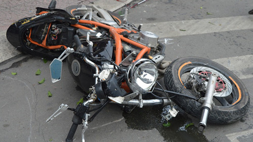 Xe mô tô bị gãy rời phần đầu