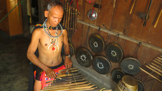 Già Brôl biểu diễn đàn tại nhà