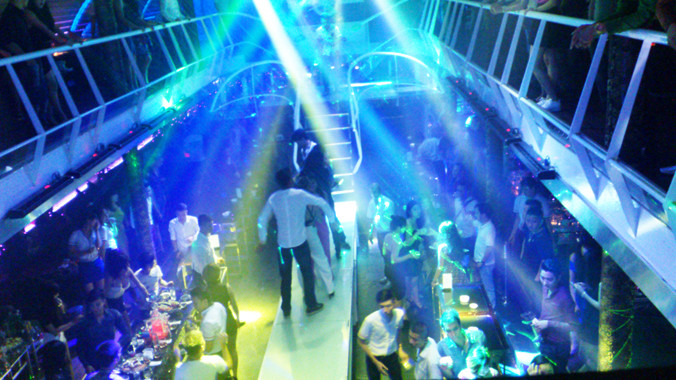 Bên trong du thuyền Taboo hoạt động không khác một vũ trường. Ảnh: Tuấn Nguyễn