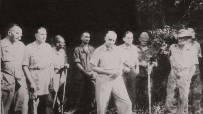 Tướng De Castries và bộ tham mưu tập đoàn cứ điểm Điện Biên Phủ ra hàng. Ảnh: t.l