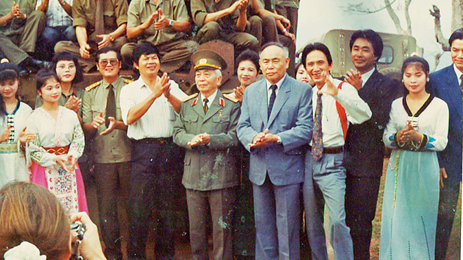 Đại tướng chụp ảnh kỷ niệm trên đồi A1 - 1994
