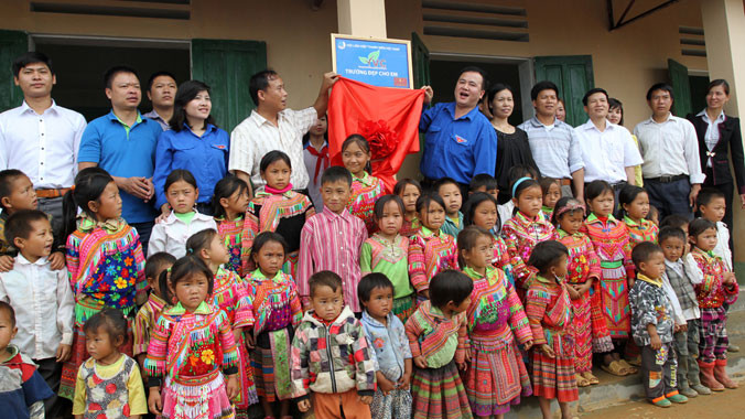 Khánh thành dãy nhà “Trường đẹp cho em”. Ảnh: Mai Xuân Tùng