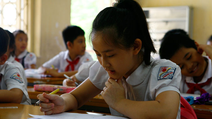 Học sinh trường tiểu học Phương Mai, Hà Nội trong giờ học Văn. Ảnh: Hồng Vĩnh