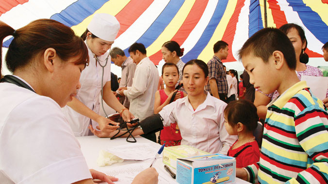 Các y bác sĩ khám, phát thuốc chữa bệnh trong chương trình Hành trình về với Điện Biên Phủ