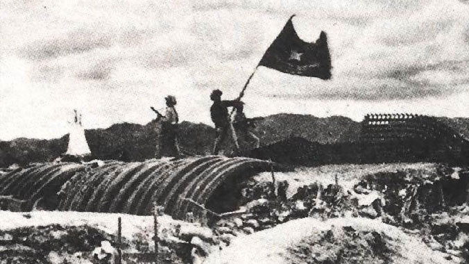 Cờ chiến thắng trên nóc hầm Đờ Cát