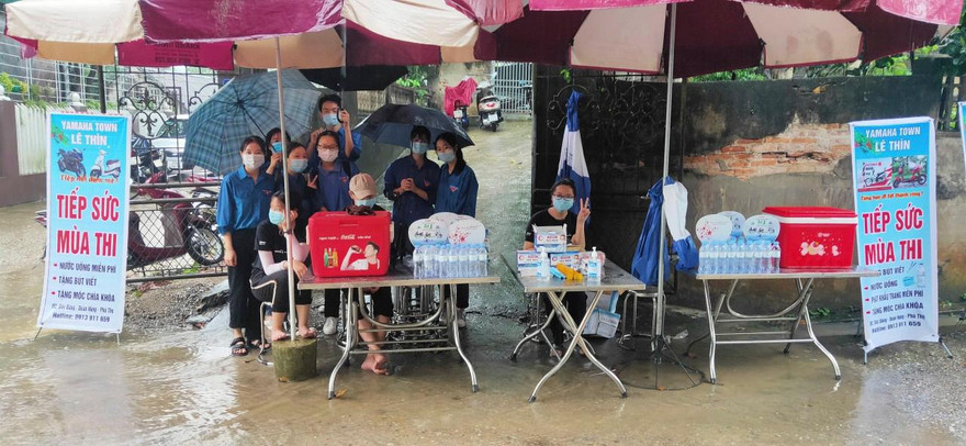 Tuổi trẻ Phú Thọ đội mưa đồng hành cùng sĩ tử