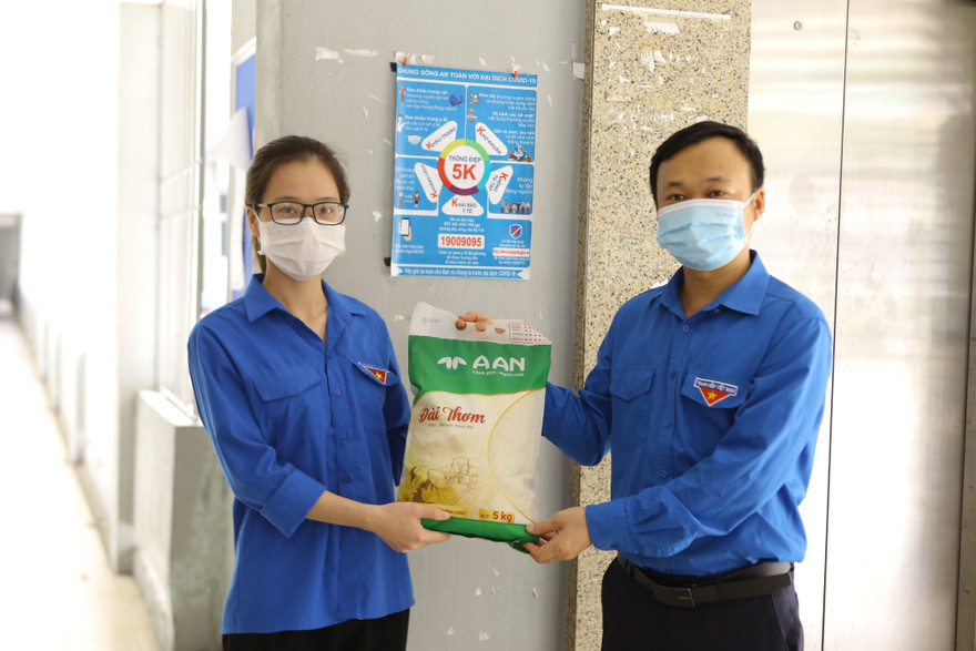 Đoàn Cơ quan T.Ư Đoàn hỗ trợ sinh viên bị 'kẹt' tại ký túc xá do COVID-19