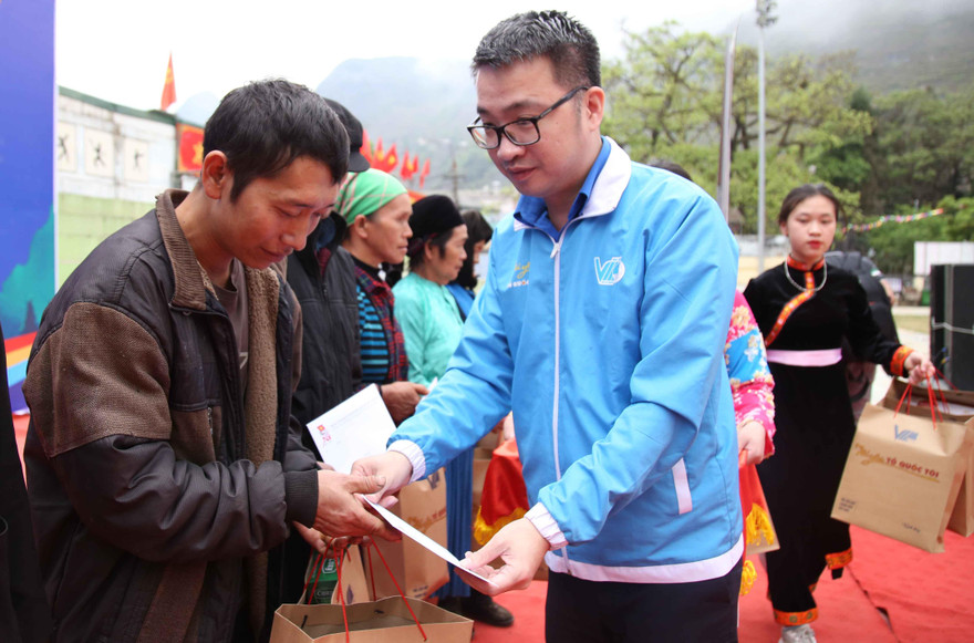 Anh Nguyễn Tường Lâm trao quà cho hộ gia đình có hoàn cảnh khó khăn.