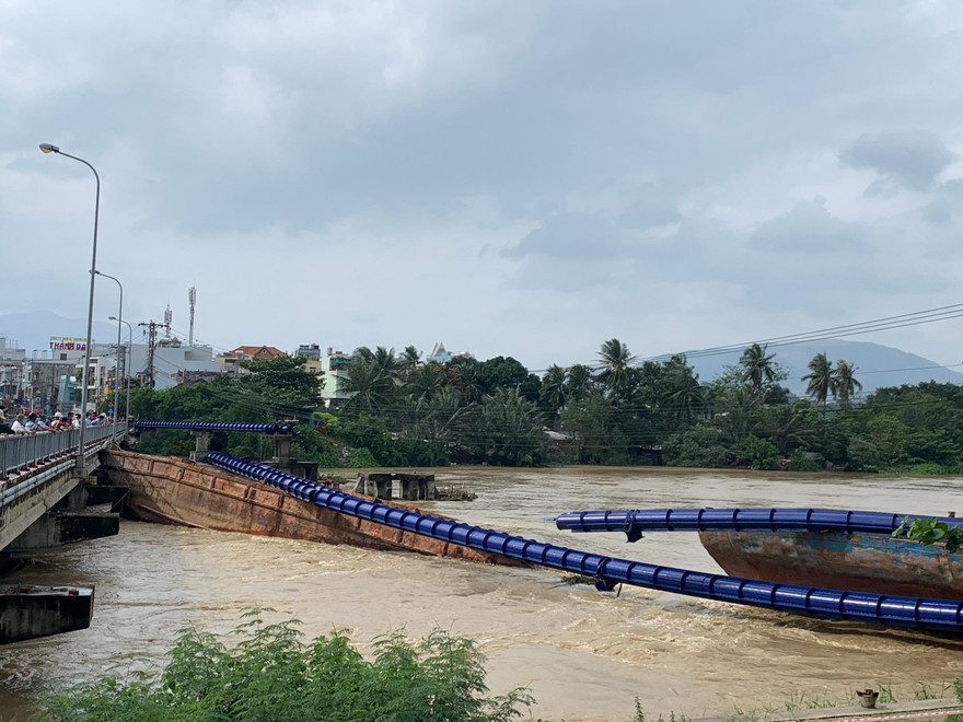 Hai sà lan thi công đập ngăn mặn đâm gãy ống cấp nước bắc qua sông Cái. Ảnh THỤC HIỀN.