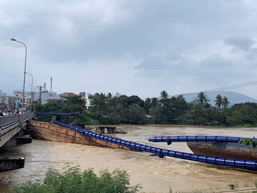 Hai sà lan thi công đập ngăn mặn đâm gãy ống cấp nước bắc qua sông Cái. Ảnh THỤC HIỀN.