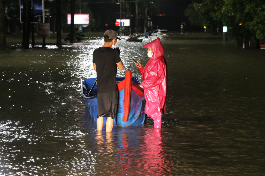 Người dân Phú Yên lên thuyền chạy lũ vào đêm 30/11. Ảnh L.H